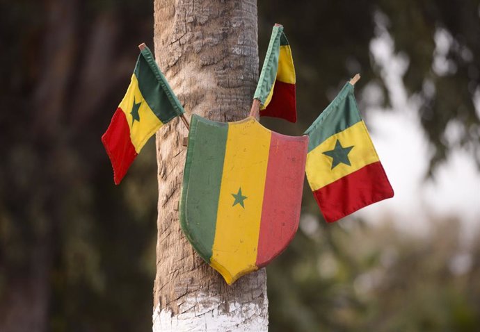 Archivo - Banderas de Senegal en un campamento militar en la capital, Dakar (archivo)