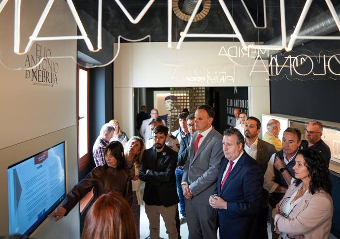 El presidente de la Diputación y el alcalde de Lebrija, en la inauguración del centro de interpretación Nebrija, en la localidad natal del humanista (Lebrija).