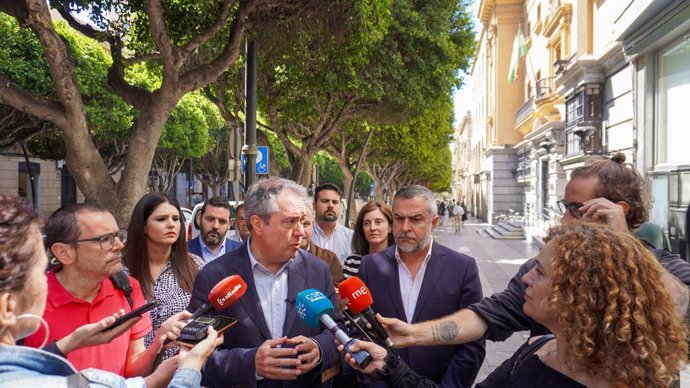 El secretario general del PSOE de Andalucía, Juan Espadas, este viernes en Almería en declaraciones a los medios de comunicación.