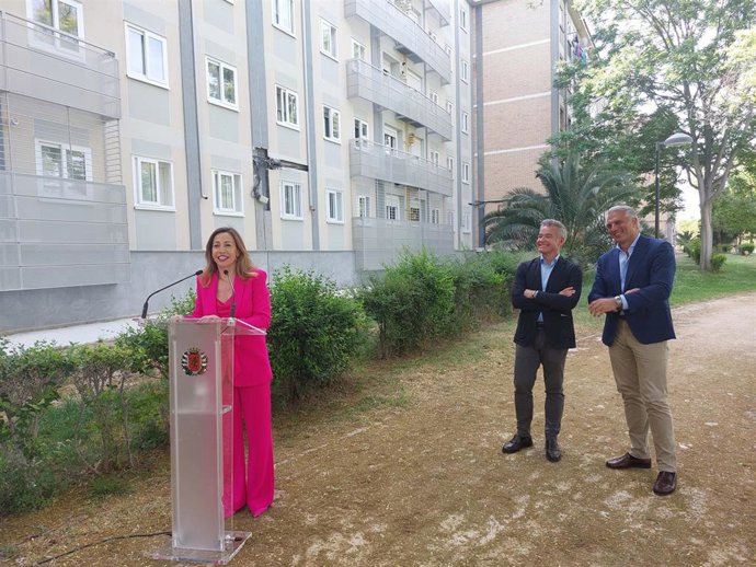 La alcaldesa de Zaragoza, Natalia Chueca, junto al consejero municipal de Urbanismo, Víctor Serrano, y el concejal de Vivienda, José Miguel Rodrigo, junto a un edificio rehabilitado en Balsas de Ebro Viejo.