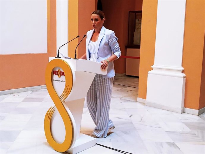 Archivo - La concejal Minerva Salas, durante la rueda de prensa.