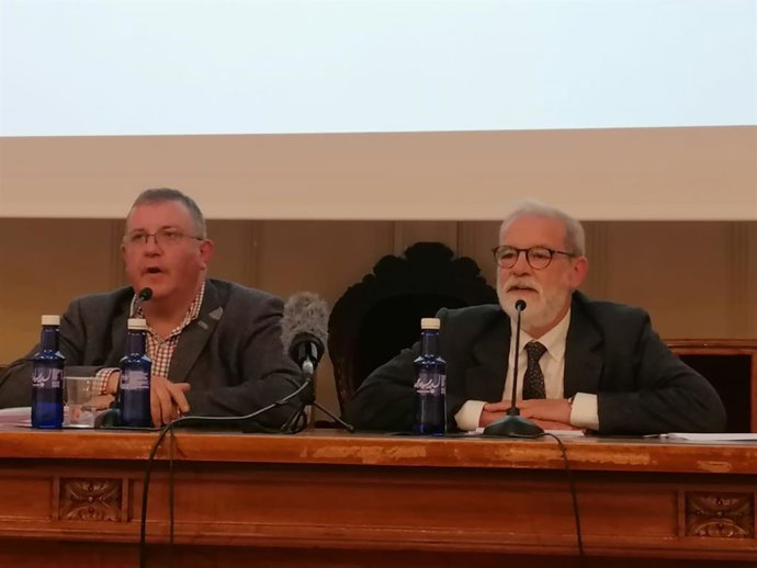 Ignacio Cabeza (d), presidente de la Cámara de Comptos, e Ignacio Amatriain, jefe de sección de Ordenación de la función interventora del Gobierno de Navarra.