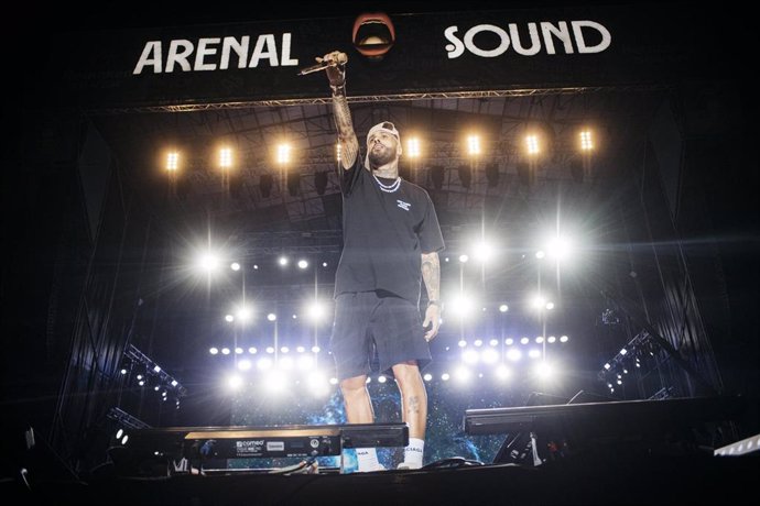 Archivo - Nicky Jam actúa durante la celebración del Arenal Sound Festival en la playa El Arenal