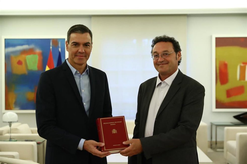 Archivo - El presidente del Gobierno, Pedro Sánchez, junto al nuevo fiscal general del Estado, Álvaro García Ortiz.