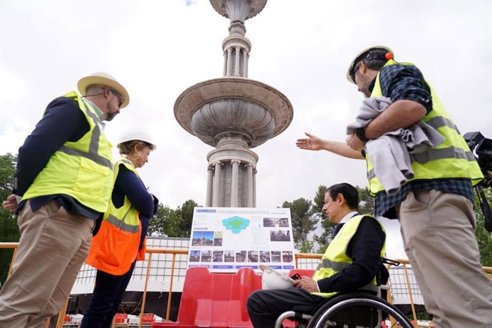 La delegada de Obras y Equipamientos, Paloma García Romero, acompañada del concejal de Moncloa-Aravaca, Borja Fanjul, ha visitado esta mañana la fuente Juan de Villanueva