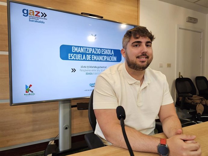 El concejal de Juventud de Barakaldo, Jonathan Martín, presenta las nuevas iniciativas en la Escuela de Emancipación.