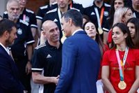 Pedro Sánchez dice que Rubiales representa "todo lo contrario" a los valores del deporte