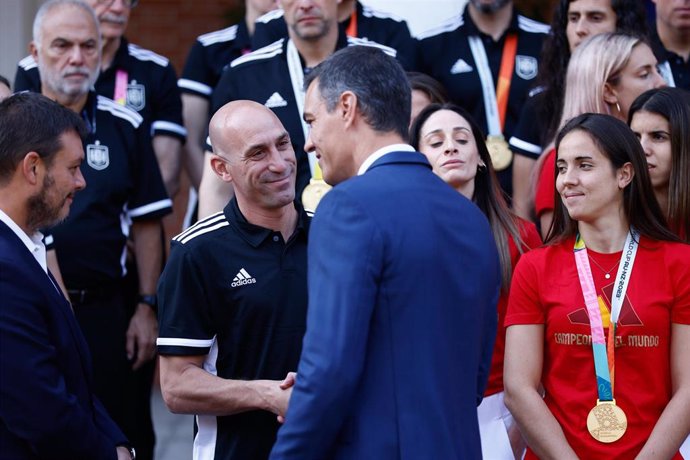 Archivo - El presidente del Gobierno, Pedro Sánchez, saluda al entonces presidente de la RFEF, Luis Rubiales, en el Palacio de la Moncloa en la recepción por el triunfo de la selección femenina de fútbol en el Mundial de Australia y Nueva Zelanda.