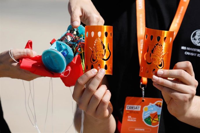 Un satélite en proceso de construcción, en la Base Aérea de Alcantarilla, a 17 de mayo de 2024, en Alcantarilla, Región de Murcia (España). Fernando López Miras visita la Base Aérea de Alcantarilla con motivo de la celebración de la fase nacional del pr
