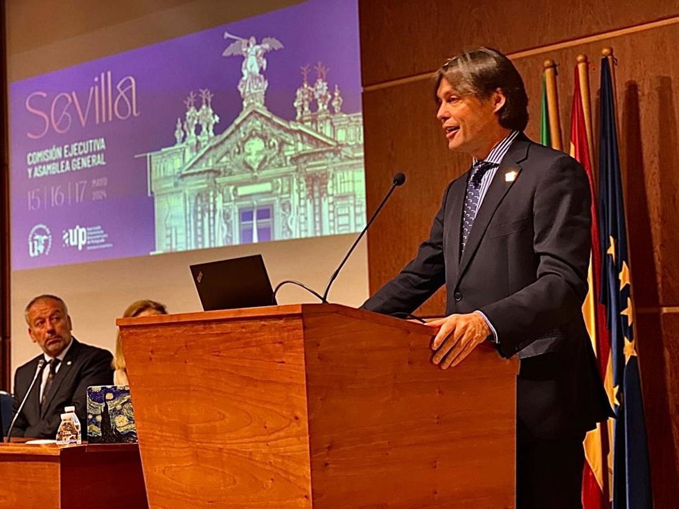 El rector de la Universidad Pablo de Olavide, Francisco Oliva Blázquez.