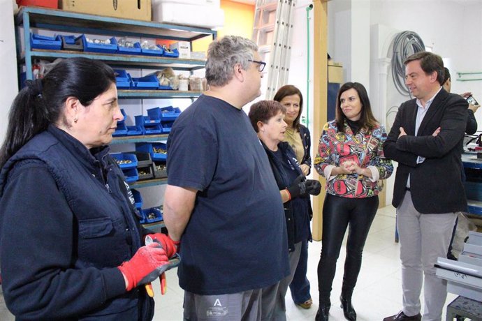 Gálvez (2ª dcha.), durante su visita a Lucena.