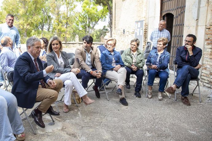 El presidente de la Diputación, Salvador Fuentes (izda.), en la presentación del informe sobre el estado de la ermita de Bujalance.