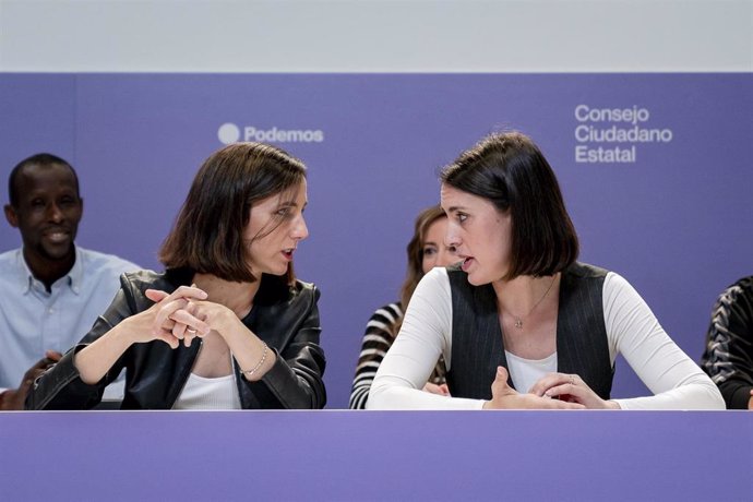 La secretaria general de Podemos, Ione Belarra (i), y la candidata del partido a las elecciones europeas, Irene Montero (d), durante una reunión del Consejo Ciudadano Estatal de Podemos, en la sede de Podemos, a 17 de mayo de 2024, en Madrid (España). 