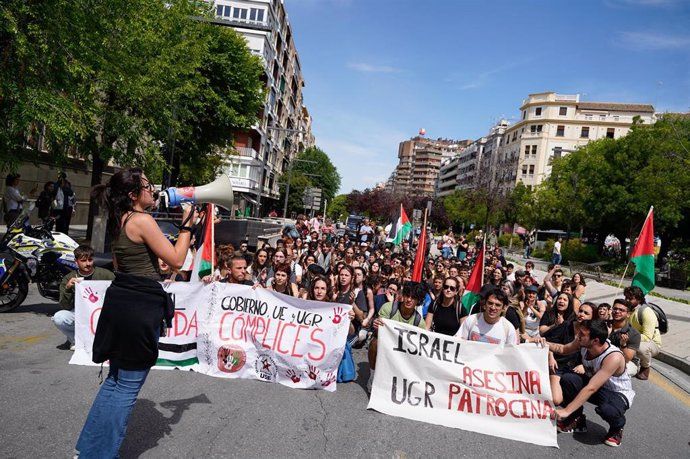 Más de un centenar de estudiantes universitarios de Granada salieron a las calles para manifestarse a favor del pueblo palestino, el pasado jueves 9 de mayo