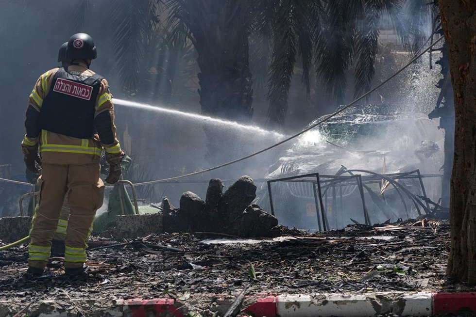 Personal de emergencia de Israel tras el impacto de un proyectil disparado desde Líbano en la localidad de Kiryat Shmona, en el norte de Israel (archivo)