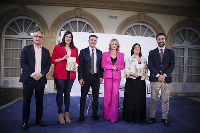 Presentación del libro 'El comercio histórico de Almería como dinamizador de la ciudad', de  María Dolores Ruiz Expósito.