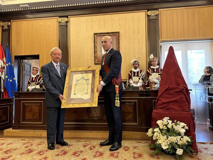 El alcalde de León, José Antonio Diez, hace entrega del título de Hijo Predilecto al presidente de Promonumenta, Marcelino Fernández.