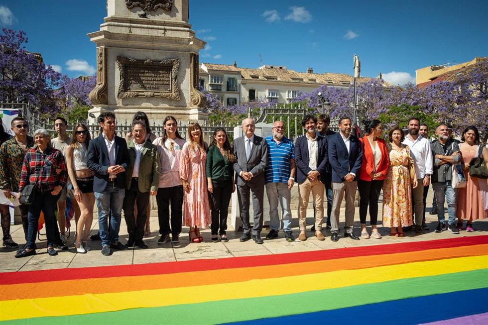 El alcalde de Málaga, Francisco de la Torre, junto al concejal delegado Derechos Sociales, Francisco Cantos, en la lectura de manifiesto con motivo del Día Internacional contra la Homofobia, la Transfobia y la Bifobia