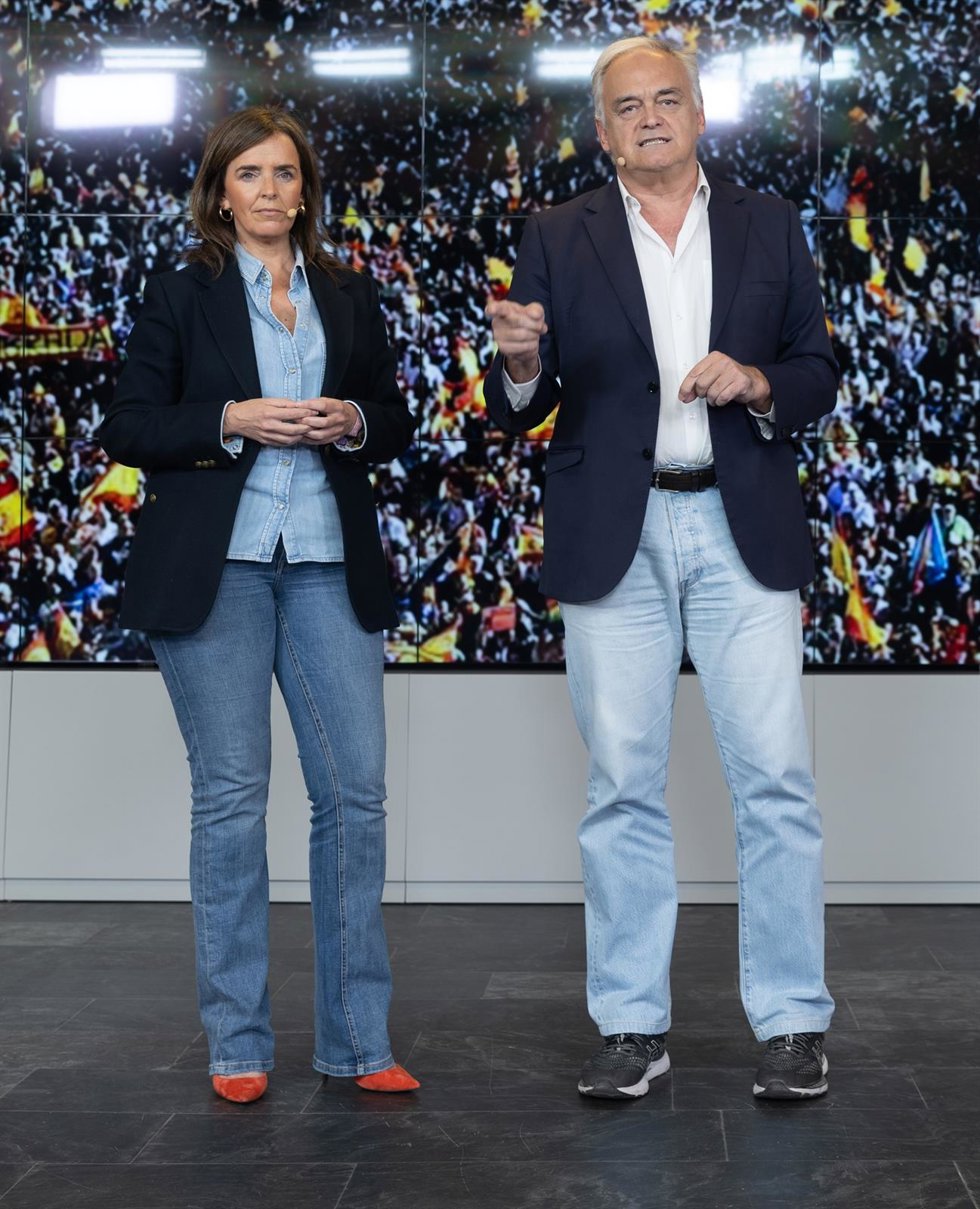 El director de campaña para las elecciones europeas del 9J y vicesecretario Institucional del PP, Esteban González Pons, y la vicesecretaria de Organización Territorial del PP, Carmen Fúnez, durante una rueda de prensa del Partido Popular, en la sede de