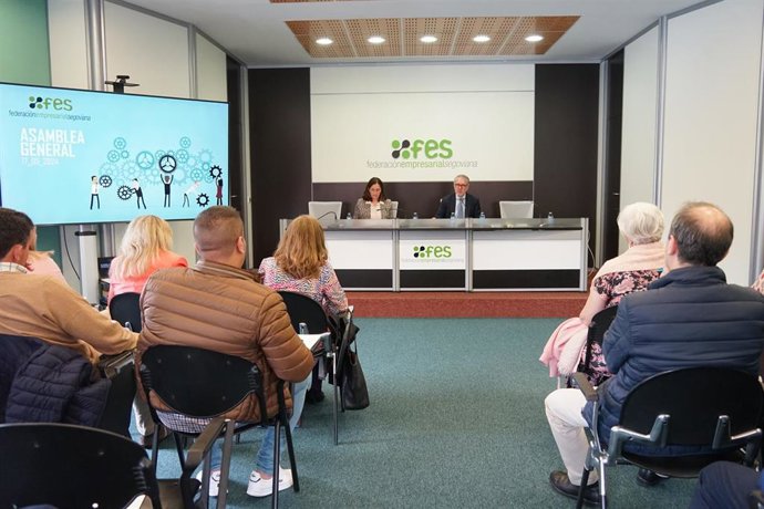 La gerente de FES, Beatriz Escudero, acompaña al presidente Andrés Ortega, durante la Asamblea.