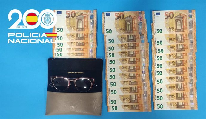 Dinero y gafas recuperadas en una gasolinera de Aranda de Duero.