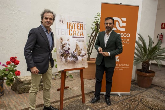 El presidente de Iprodeco, Félix Romero (dhca.), y el autor del cartel de Intercaza, el pintor Fernando García Herrera.