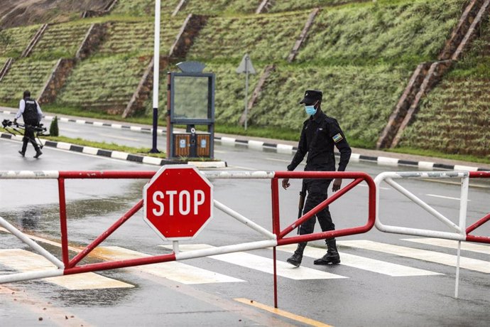 Archivo - Imagen de archivo de un agente de Policía en Ruanda 