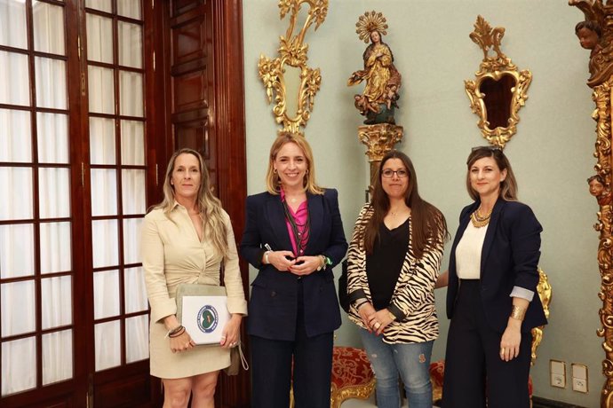 La presidenta de la Diputación Provincial de Cádiz, Almudena Martínez, junto a Isandra Fernández, Mónica Mogica y Fuensanta Sánchez, representantes de la plataforma Nuestro Corazón por Bandera, integrada por familas de guardias civiles