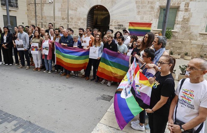 Manifestantes durante una concentración contra la LGTBIfobia, en la principal de Les Corts Valencianes.