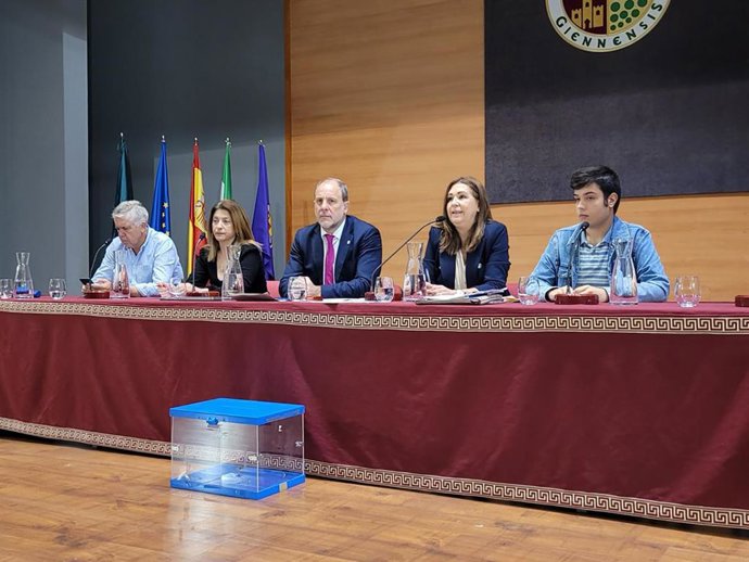 Mesa del claustro de la UJA