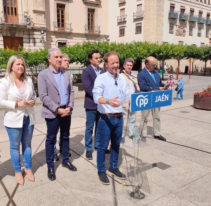 Erik Domínguez, en la comparecencia, junto a Elías Bendodo, Agustín González y otros responsables del PP de Jaén.