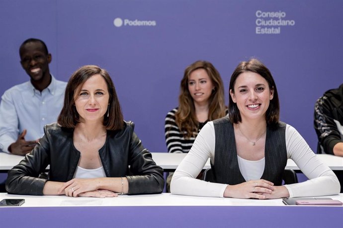 La secretaria general de Podemos, Ione Belarra (i), y la  candidata del partido a las elecciones europeas, Irene Montero (d), durante una reunión del Consejo Ciudadano Estatal de Podemos, en la sede de Podemos, a 17 de mayo de 2024, en Madrid (España). 