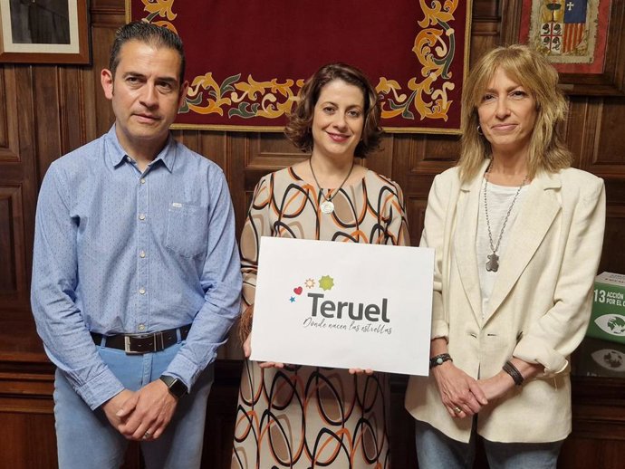 El concejal de Turismo, Eduardo Suárez, la alcaldesa de Teruel, Emma Buj, y la diseñadora gráfica, Mamen Porto, en la presentación de la nueva imagen de marca de la ciudad