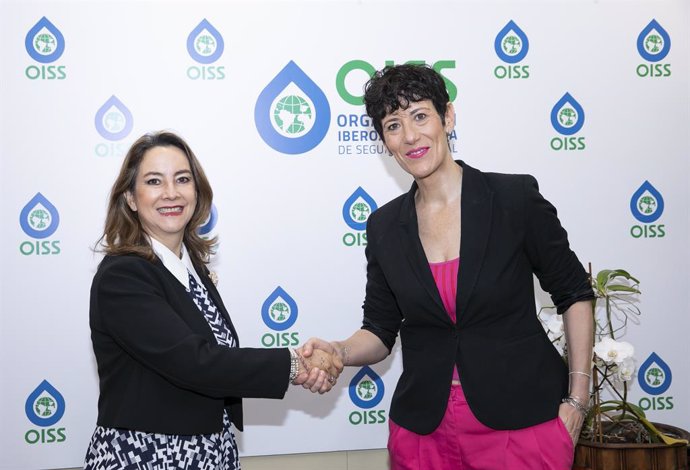 Foto de saludo de la secretaria general de la OISS, Gina Magnolia Riaño Barón con la ministra de Inclusión Seguridad Social y Migraciones de España, Elma Saiz  