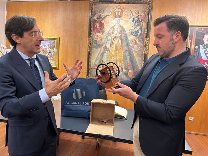 El alcalde Pablo Ruz (d) y el presidente de la autoridad portuaria, Luis Rodríguez