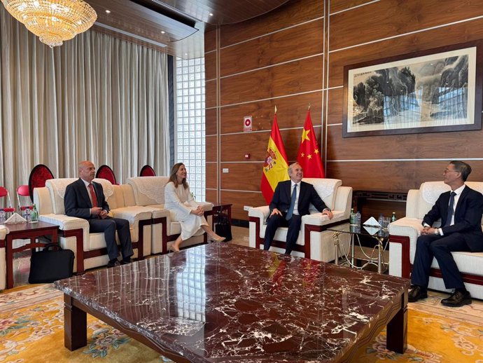 Reunión entre la alcaldesa de Zaragoza, Natalia Chueca, el presidente del Gobierno de Aragón, Jorge Azcón, y el embajador chino, Yao Jing.