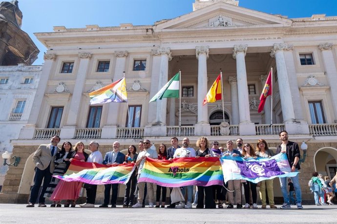 El alcalde de Cádiz, Bruno García, tras izar la bandera inclusiva junto a la concejala de Políticas de Inclusión Lgtbi, Virginia Martín, y representantes de colectivos Lgtbi de la ciudad.