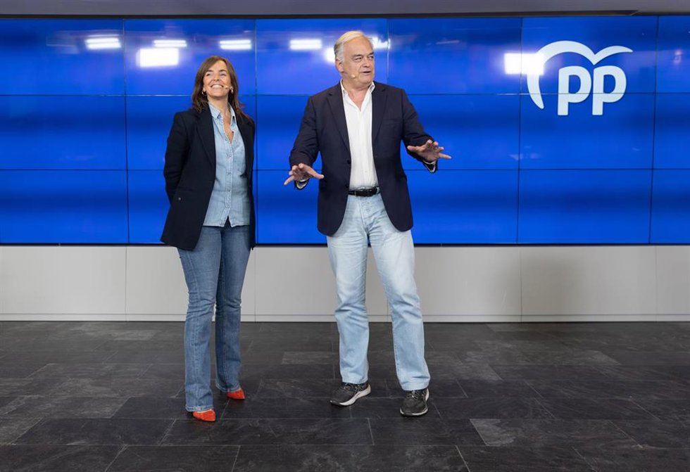 El director de campaña para las elecciones europeas del 9J y vicesecretario Institucional del PP, Esteban González Pons, y la vicesecretaria de Organización Territorial del PP, Carmen Fúnez, durante una rueda de prensa del Partido Popular, en la sede de