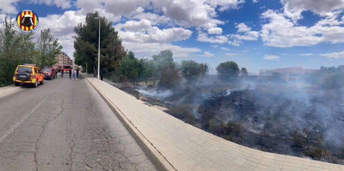 Sufoquen un incendi en una zona de matolls a Manises 