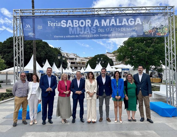 El presidente de la Diputación, Francisco Salado, junto a la alcaldesa de Mijas, Ana Carmen Mata, visita la Feria Sabor a Málaga de la comarca de la Costa del Sol Occidental