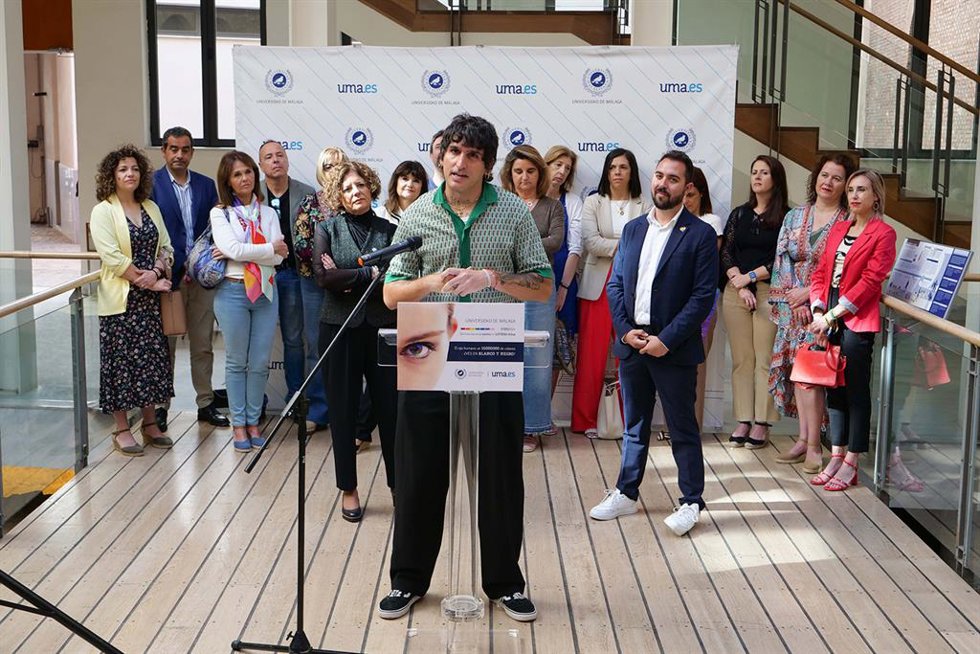 La Dani lee el manifiesto en el que la Universidad de Málaga reafirmar su compromiso con la igualdad y la comunidad LGTBIQ+.
