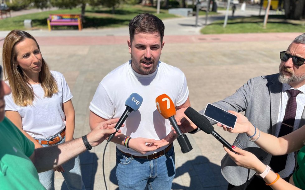 El diputado socialista Miguel Ortega junto a la concejal socialista del Ayuntamiento de Murcia Esther Nevado