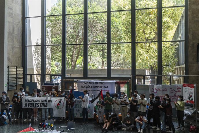Estudiants dins de la Facultat de Filosofia, en el marc de l'acampada propalestina, a 17 de maig del 2024, a València, Comunitat Valenciana (Espanya).