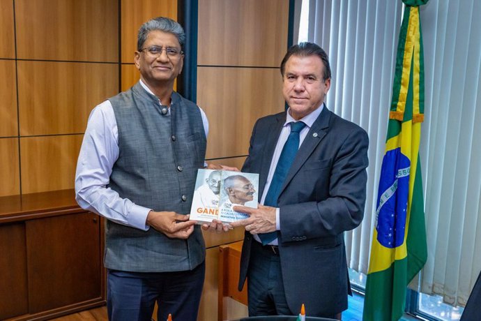 El ministro de Trabajo y Empleo de Brasil, Luiz Marinho, y el embajador de la India en Brasil, Suresh Reddy,