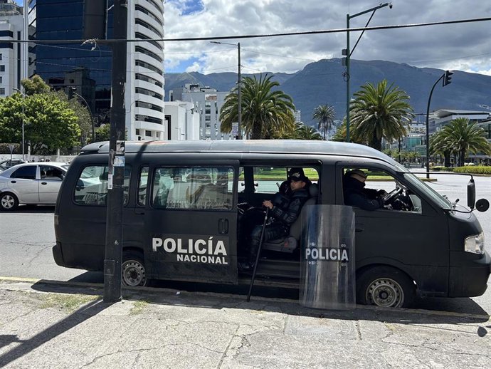 Archivo - Policía ecuatoriana frente a la Embajada de México en Quito