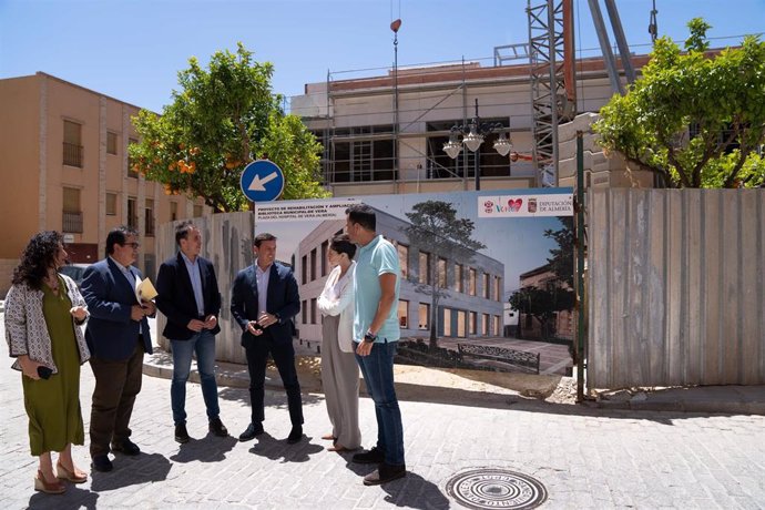 El presidente de la Diputación de Almería, Javier A. García, y el alcalde de Vera, Alfonso García, durante la visita a las obras.