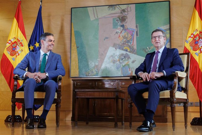 Archivo - El secretario general del PSOE y presidente del Gobierno, Pedro Sánchez (i), se reúne con el líder del Partido Popular, Alberto Núñez Feijóo (d)