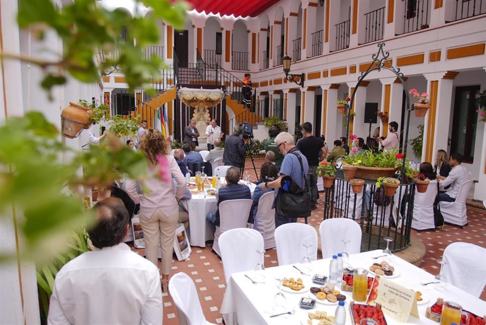 El alcalde de Almonte, Francisco Bella, y el presidente de la Diputación, David Toscano, durante el desayuno informaivo con la prensa.