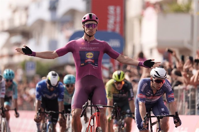 El ciclista italiano Jonathan Milan (Lidl-Trek) ganó este miércoles la undécima etapa del Giro de Italia, disputada entre Foiano di Val Fortore y Francavilla al Mare sobre 207 kilómetros