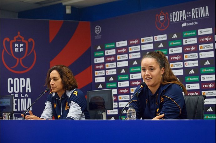 Nerea Eizagirre en rueda de prensa junto a Natalia Arroyo en la previa de la final de la Copa de la Reina